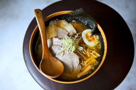 日本汤用鸡蛋猪肉和蔬菜图片