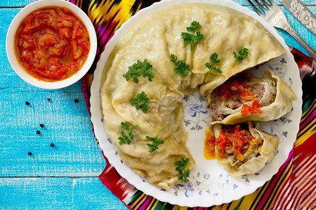 卡努姆乌兹别克传统菜卷着懒惰的子和肉图片