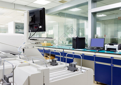 医院的实验室生化分析师和计算机工作图片