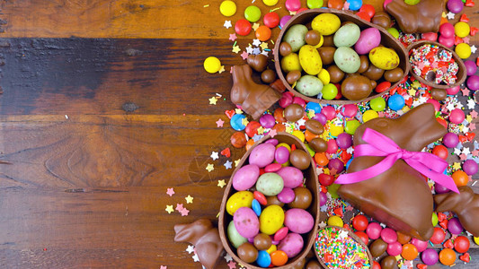 复活节快乐开销与巧克力复活节彩蛋和装饰与复制空图片