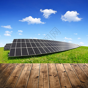 带木板的太阳能电池板图片
