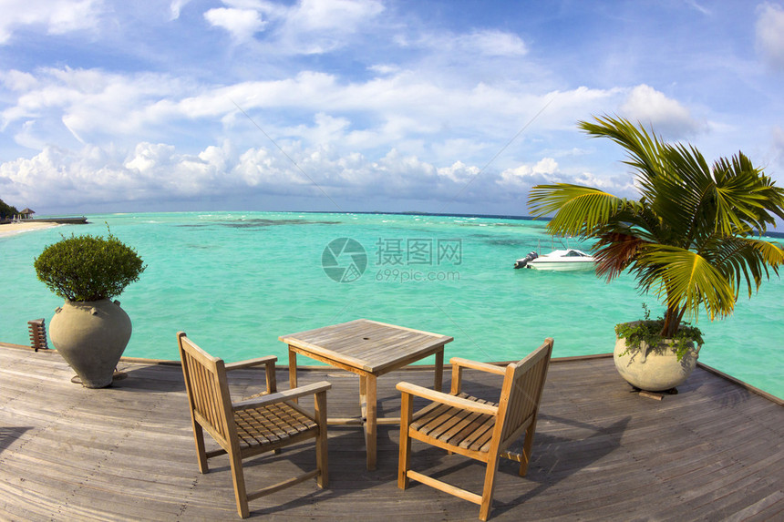 美丽的海滩游艇和水上别墅马尔代夫图片