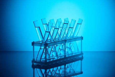 蓝色化学实验室中装有液体的玻璃管图片