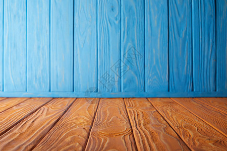 棕色条纹桌面和蓝色木墙图片