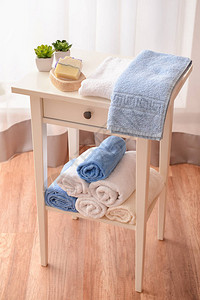 干净的毛巾和肥皂放在桌子上图片