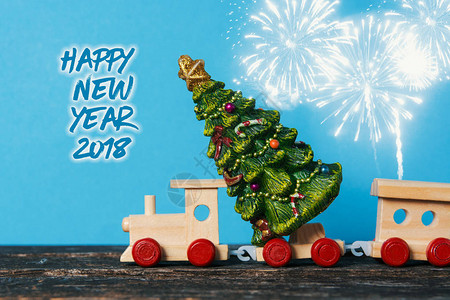 玩具火车上的圣诞树节日姜饼圣诞快乐和新年图片