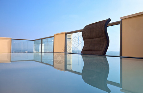 现代城市中心阳台上的玻璃桌背景图片