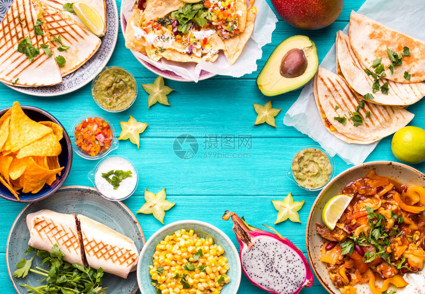 传统的墨西哥食物背景桌子上有不同的墨西哥菜奶酪玉米片玉米饼鳄梨酱油炸玉米粉饼墨西哥卷饼玉米片墨西哥水果德州墨西哥美图片