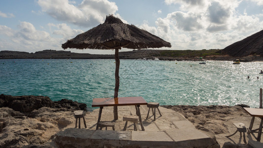 在梅诺卡岛BeachBinibequer带椅图片