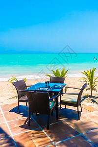热带海滩和海边的空桌椅提升色彩处理能力背景图片