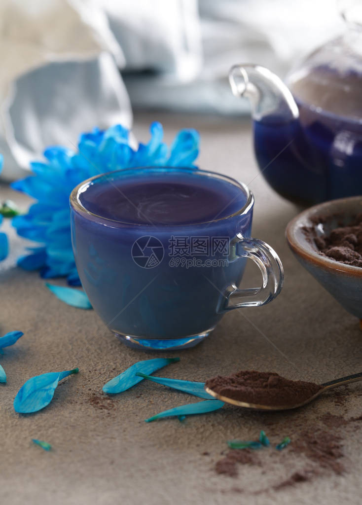 灰色背景中的蓝色马萨拉茶粉图片