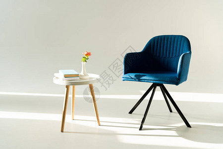 蓝色现代手椅和咖啡桌花瓶和图片