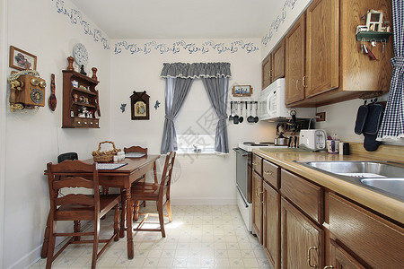 带用餐区和窗户的舒适厨房图片