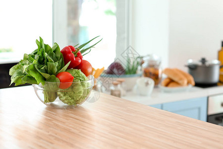 厨房桌子上有新鲜蔬菜的碗图片