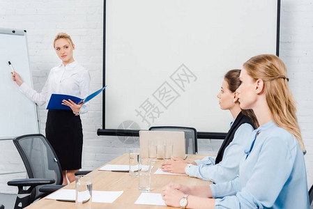 成功的女老板在会议期间为员工做演示图片