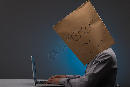 在笔记本电脑上工作的人头图片