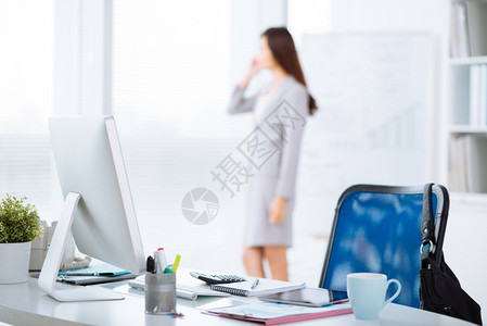 企业主和女经理的工作场所与妇女经理人通过电话进图片