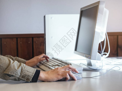 在键盘电脑桌面屏幕上手点击鼠标键盘计图片
