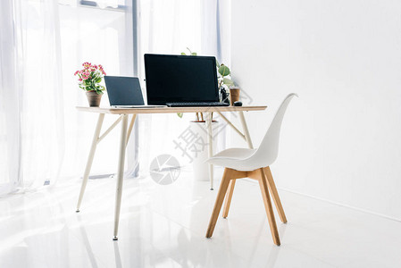 办公用椅子陶瓷工厂笔记本电脑和电脑放在桌上的图片