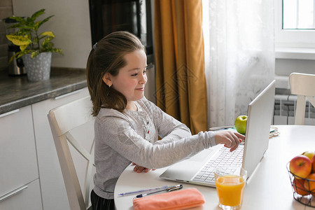 很可爱的女学生在家使用笔记本电脑学习冠状家庭学校在线教育家庭教图片