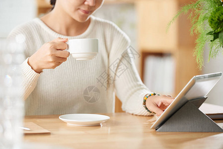 女人在看平板电脑上图片