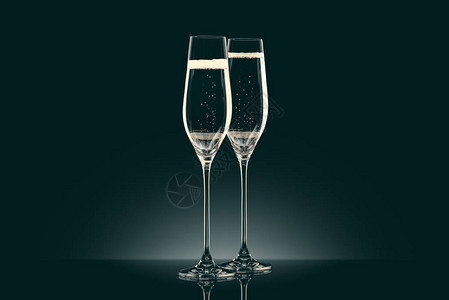 两杯透明的黑色香槟图片