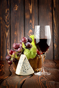 酒杯和葡萄在木制图片