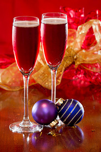 圣诞起泡酒摆在桌子上配有装饰品和装饰品图片