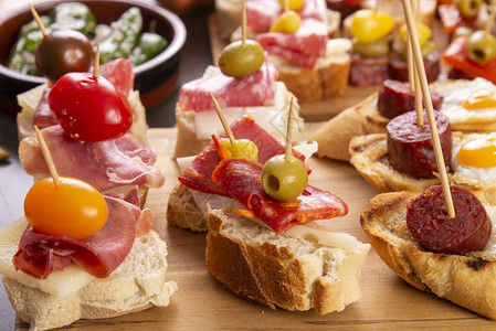 在串的小开胃菜用乳酪橄榄和香肠西班牙小吃或背景图片