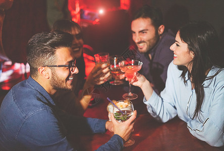 快乐的朋友在爵士酒吧喝酒和敬酒图片