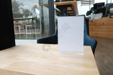 咖啡馆的白色标签咖啡店亚克力帐篷卡展示架酒吧餐厅桌子上的样机菜单框图片
