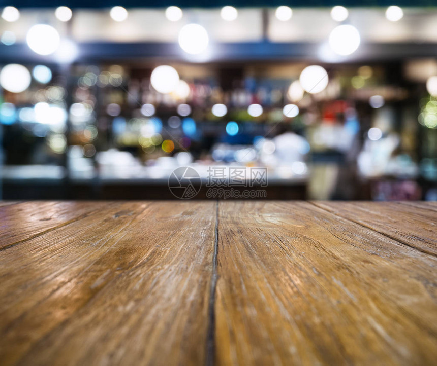 柜面模糊酒吧餐桌顶端的桌边餐厅Pub室图片