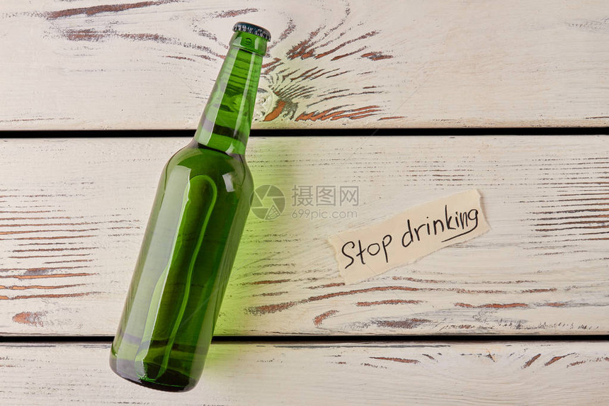 戒酒别喝口信喝酒的玻璃瓶子图片