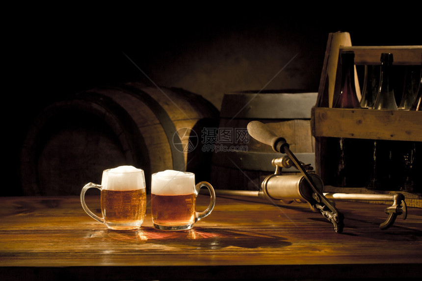 啤酒仍然在桌子上的生活用旧的啤图片