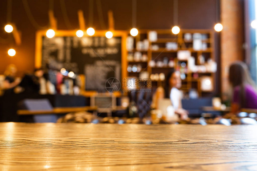 咖啡店背景模糊的木制顶桌用于展示或蒙太奇您的产品的样机木桌在咖啡店或咖啡馆餐图片
