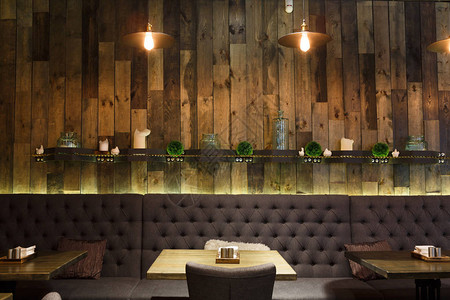 餐厅内古老木制阁楼舒适的餐饮场所背景图片