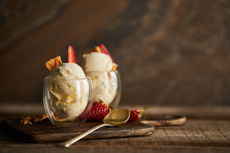 美味的冰淇淋有草莓和勺子用复印空图片
