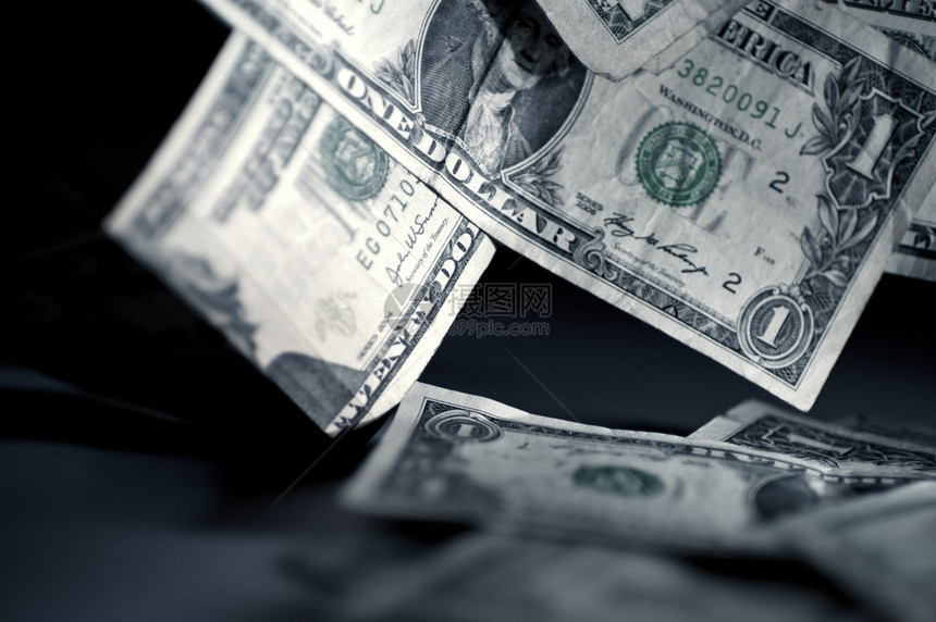 美国货币贬值一元钞票掉在桌子上黑暗图片
