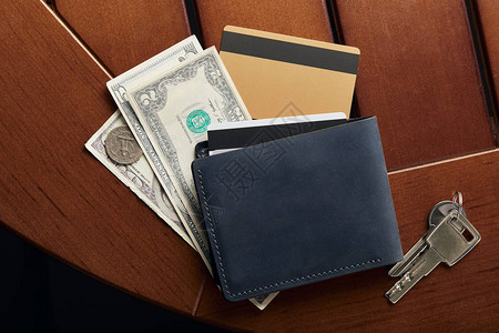 表面信用卡现金钱包和钥图片
