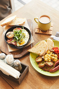 早餐配煎蛋和桌上的咖啡图片