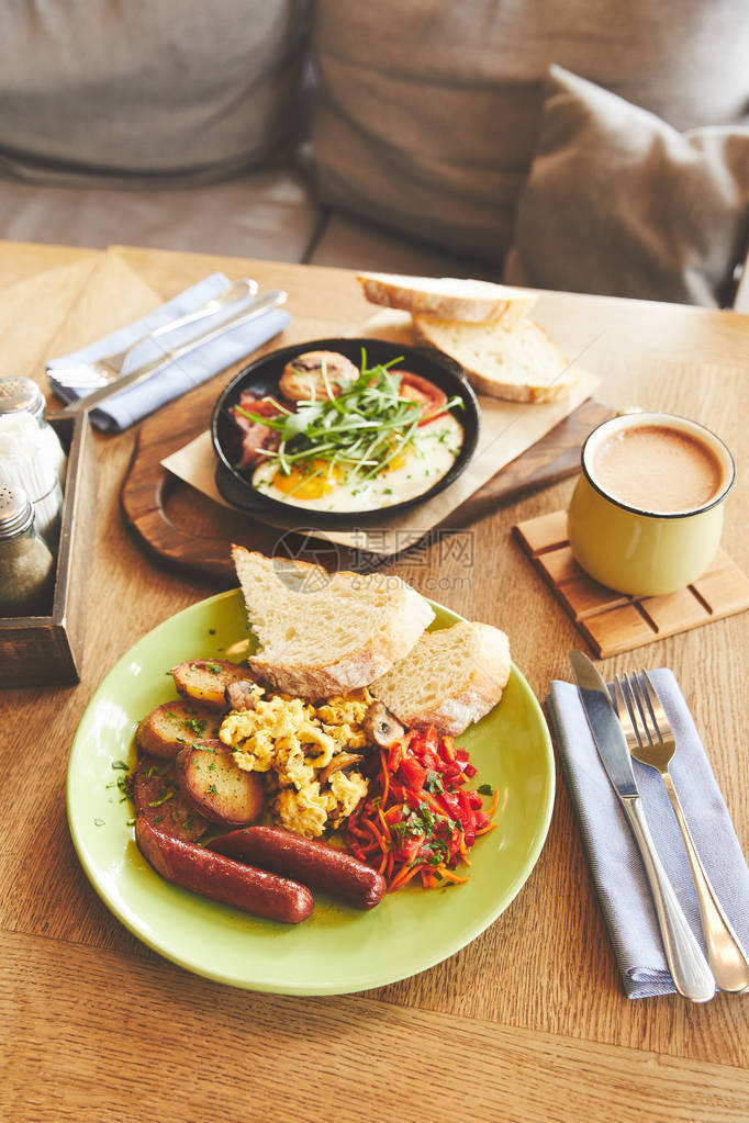 桌上热腾的煎鸡蛋和咖啡早餐菜图片