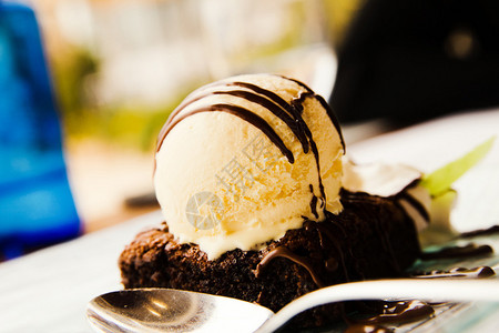 带巧克力和冰淇图片