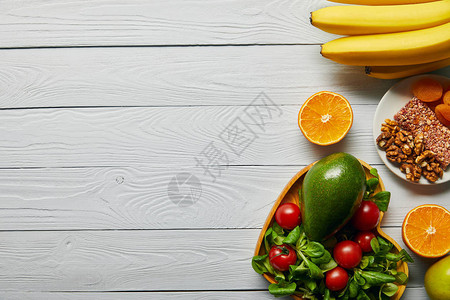 新鲜水果心形碗中的蔬菜图片