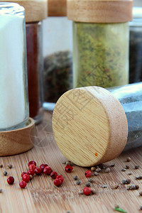 木板上的各种香料盐胡椒罐图片
