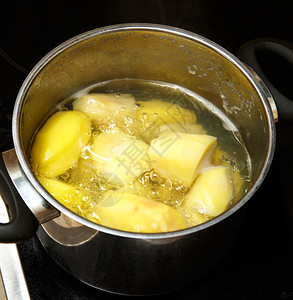 用电火在平底锅里煮土豆图片