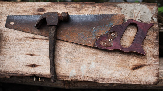 木匠工作用铁锤和手锯的图片