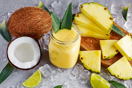 健康成熟的黄菠萝椰子图片