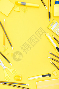 平整的黄色办公用品计算器和铅笔上背景图片