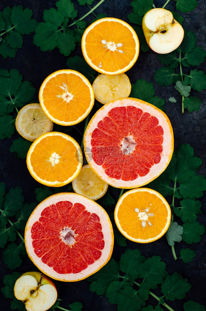 混合了节日色彩缤纷的热带和柑橘类水果图片
