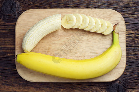 香蕉和切片在切割板图片